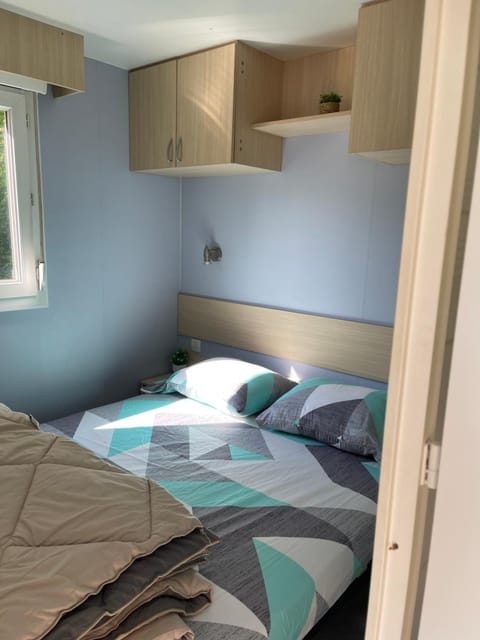 Bed, Photo of the whole room, Bedroom, wardrobe