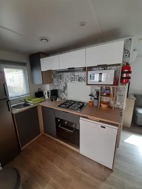 Coffee/tea facilities, Kitchen or kitchenette, dishwasher, oven, stove