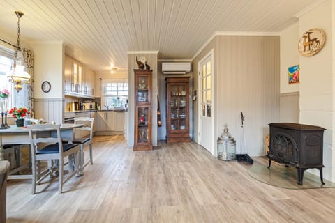 Kitchen or kitchenette, Dining area, fireplace, kitchen