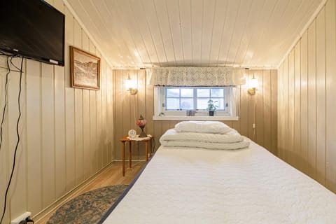 Bed, TV and multimedia, Bedroom