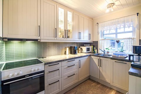 Coffee/tea facilities, Kitchen or kitchenette, dishwasher, microwave, oven, stove, kitchen