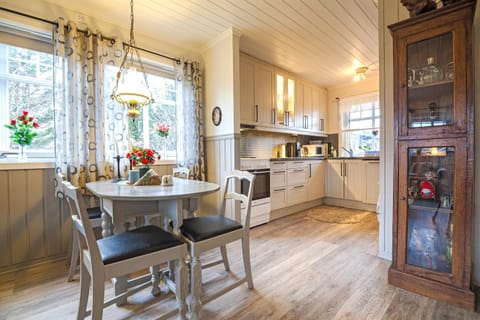 Kitchen or kitchenette, Dining area, kitchen