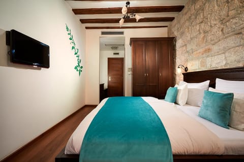 Bed, TV and multimedia, Bedroom, wardrobe, air conditioner