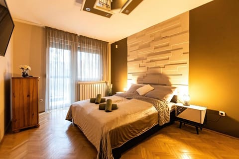 Bed, TV and multimedia, Bedroom