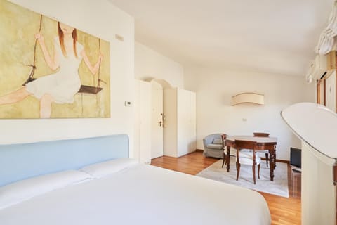 Bed, TV and multimedia, Photo of the whole room, Seating area, Dining area, air conditioner, air conditioner