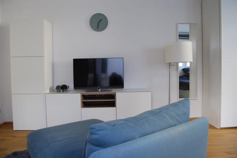 TV and multimedia, Living room, Seating area, Evening entertainment