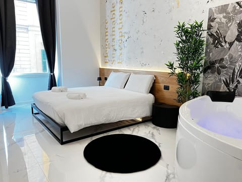 Bed, Hot Tub, Photo of the whole room, Bedroom, towels