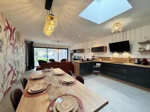 TV and multimedia, Kitchen or kitchenette, Living room, Dining area