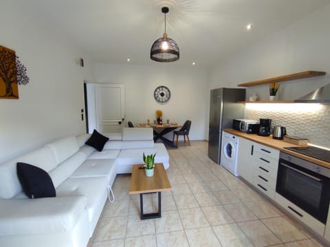 Kitchen or kitchenette, Living room