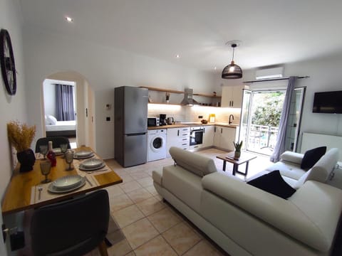 Kitchen or kitchenette, Living room, Dining area