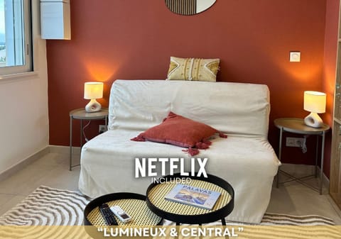Bed, Living room, Photo of the whole room, Seating area, Bedroom