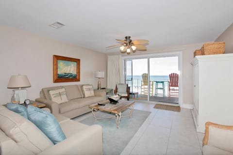 People, People, TV and multimedia, View (from property/room), Balcony/Terrace, Decorative detail, Seating area, Guests, Guests, Sea view, children, children, young children, young children, older children, older children, group of guests, group of guests, Family, Family