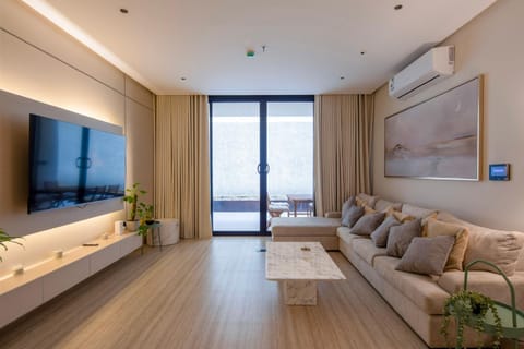 Communal lounge/ TV room, TV and multimedia, Living room, Seating area, air conditioner
