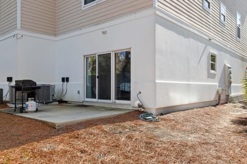 Sailors Cove: 5-Bedroom, 45 Baths, Sleeps 12! Steps Away from the Beach! House in Long Beach