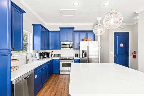 Sailors Cove: 5-Bedroom, 45 Baths, Sleeps 12! Steps Away from the Beach! House in Long Beach