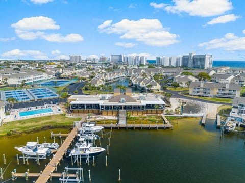 Property building, Day, Natural landscape, Bird's eye view, City view, Pool view, Sea view, Swimming pool, Location