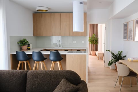 Kitchen or kitchenette, Seating area, Dining area