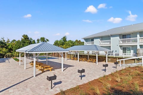 Property building, Patio, Day, BBQ facilities, Balcony/Terrace, Seating area, Area and facilities