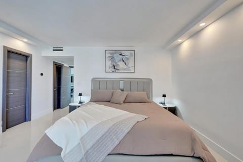 Luxury Oceanfront 3 Bedroom condo on the beach 16 Floor Apartment in Hollywood Beach