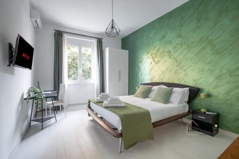 Bed, TV and multimedia, Photo of the whole room, Seating area, Evening entertainment, Bedroom, towels