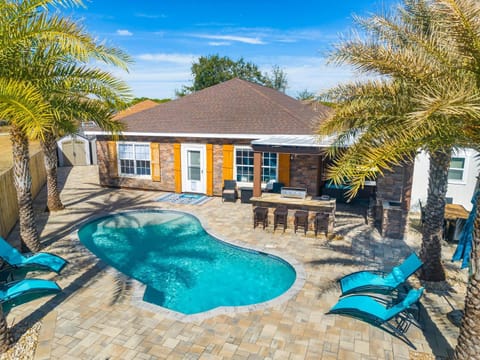 Property building, Patio, Garden, Seating area, Dining area, Swimming pool