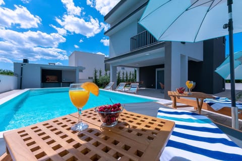 Balcony/Terrace, Swimming pool