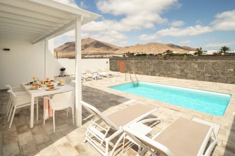 Patio, Day, Natural landscape, View (from property/room), Balcony/Terrace, Balcony/Terrace, Mountain view, Pool view, Swimming pool, sunbed