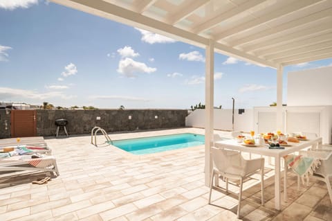 Patio, Day, Natural landscape, View (from property/room), Balcony/Terrace, Pool view, Swimming pool, sunbed