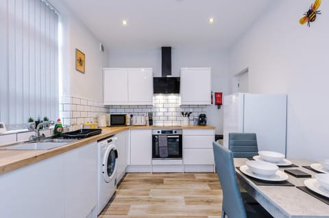 Kitchen or kitchenette, Dining area, minibar