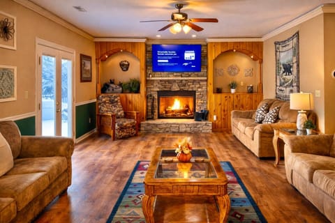 Communal lounge/ TV room, TV and multimedia, Living room, Seating area, fireplace