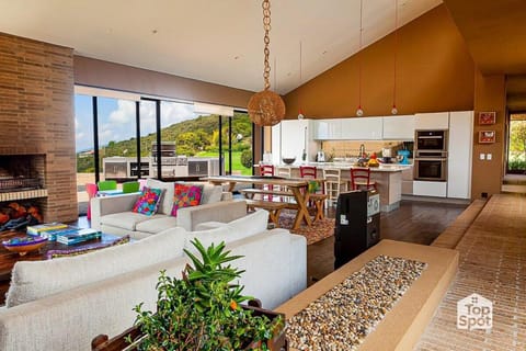 Natural landscape, Kitchen or kitchenette, Living room, Food and drinks, Seating area, Dining area, Food, Mountain view, pet friendly