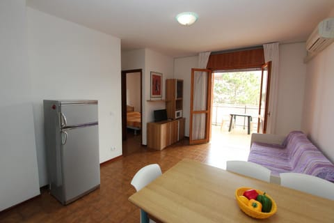 TV and multimedia, Kitchen or kitchenette, Living room, Dining area, microwave, air conditioner
