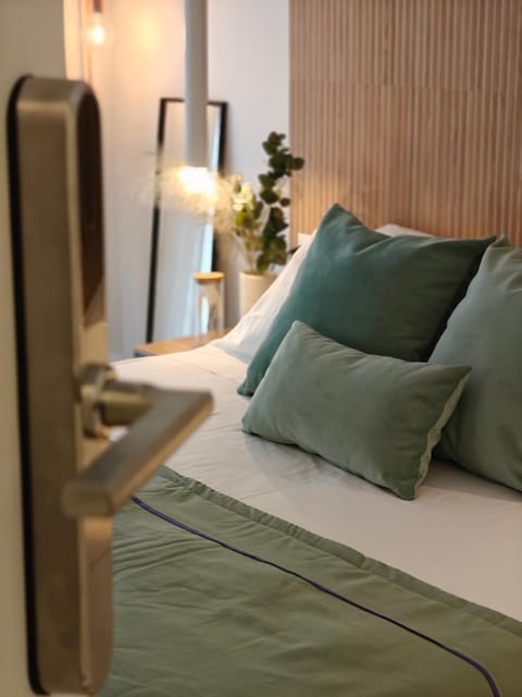 Bed, Decorative detail, internet, internet