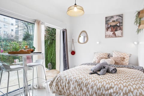 Bed, Photo of the whole room, towels