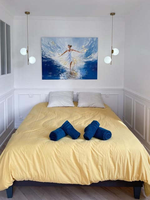 Bed, Photo of the whole room, Bedroom, towels