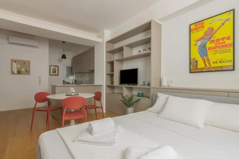 Bed, Dining area, air conditioner
