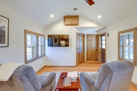 Walk to Appalachian Trail Mtn-View Cabin, Unit 1 Cabin in Hot Springs