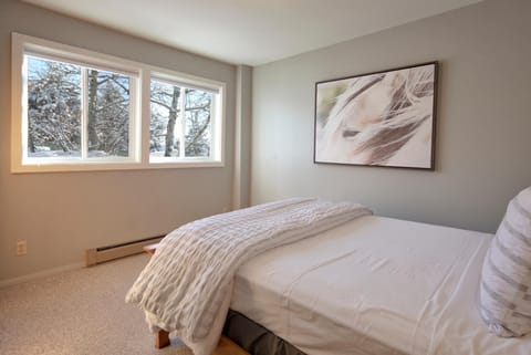 Bed, Day, Natural landscape, Winter, View (from property/room), Bedroom, furniture