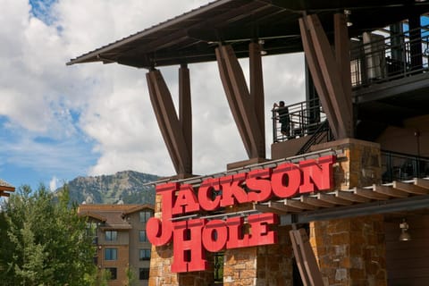 Property building, Facade/entrance, Day, Property logo or sign, Natural landscape, Summer, Mountain view