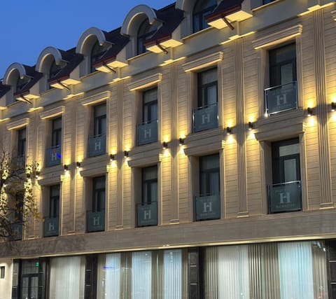 Property building, Facade/entrance, Balcony/Terrace, Balcony/Terrace
