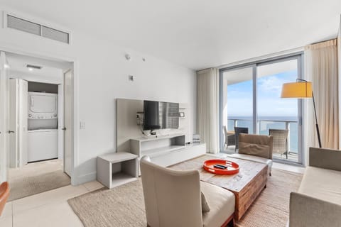 Communal lounge/ TV room, Natural landscape, TV and multimedia, Photo of the whole room, Seating area, Dining area, Evening entertainment, Sea view, oven, washing machine, dryer