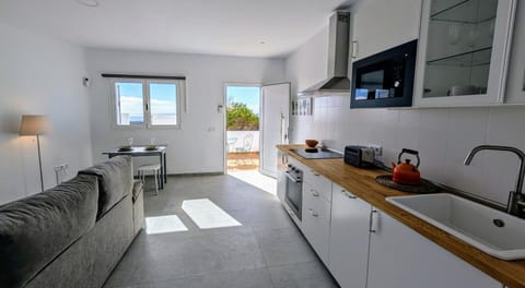 TV and multimedia, Coffee/tea facilities, Kitchen or kitchenette, Living room, Seating area, Dining area, dishwasher, stove
