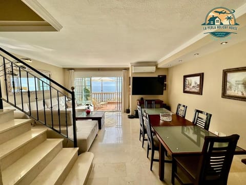 Communal lounge/ TV room, TV and multimedia, Living room, Seating area, Dining area