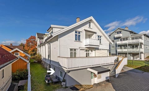 Property building, Day, Street view
