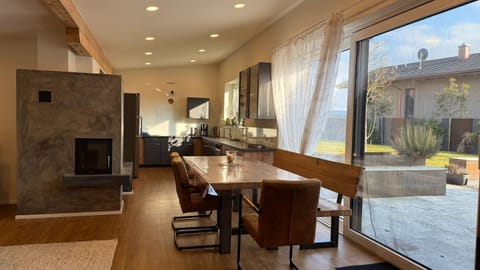 Seating area, Dining area, fireplace, kitchen
