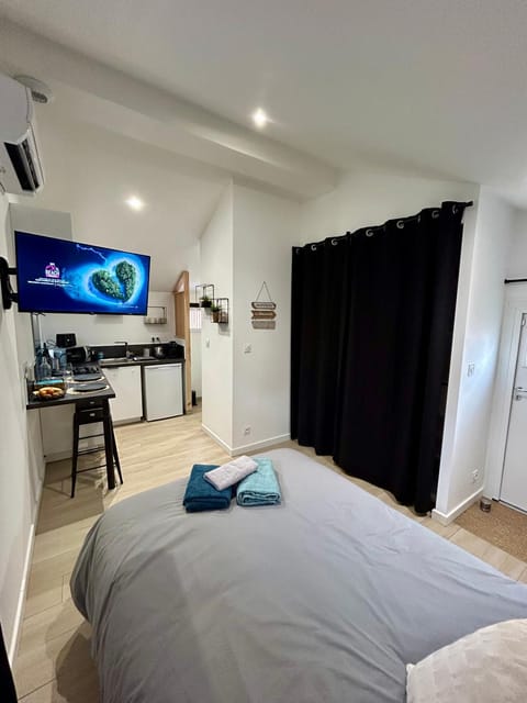 Bed, TV and multimedia, Photo of the whole room, Bedroom, towels, wardrobe