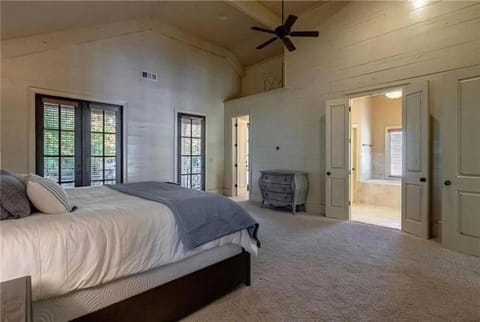 The White Hart House Lake Lanier House in Lake Lanier