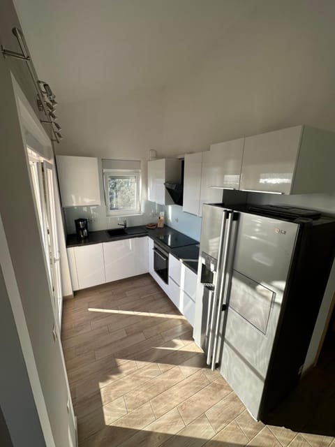 Restaurant/places to eat, Kitchen or kitchenette, Breakfast, stove, kitchen