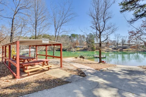 Deck, Grill and Dock Access Lake Keowee Retreat! House in Lake Keowee