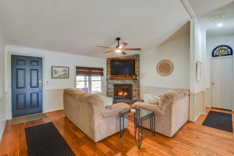 Deck, Grill and Dock Access Lake Keowee Retreat! House in Lake Keowee